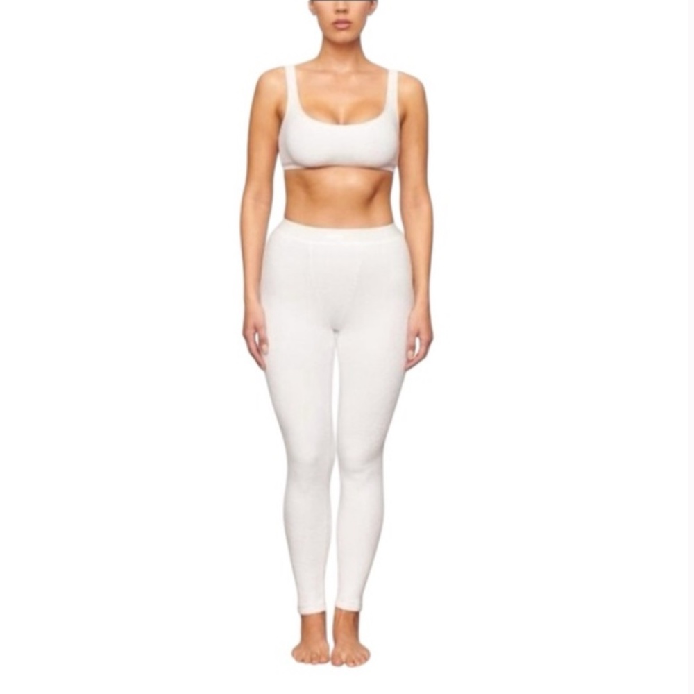 SKIMS SET white High-Rise Leggings & matching sports bra